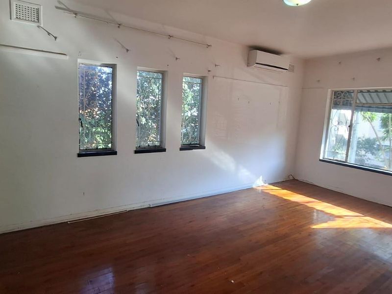 Cozy Essenwood Apartment Near Atrium Mall - Secured Parking & Fully Air Conditioned !! - Photo 2