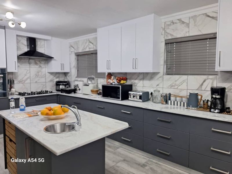 5-Bedroom Home for Sale in Sunbay, Henties Bay - Photo 3