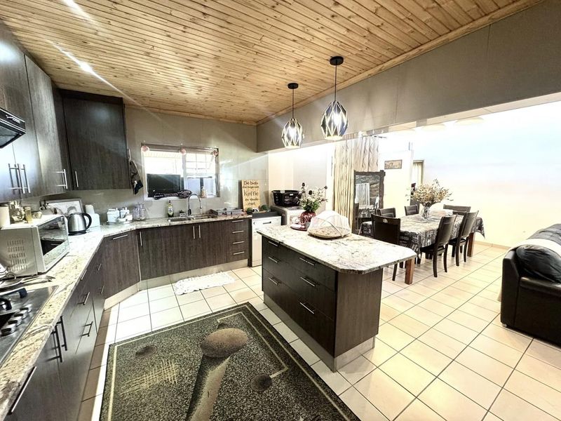 4 Bedroom House For Sale in Elisenheim - Photo 10
