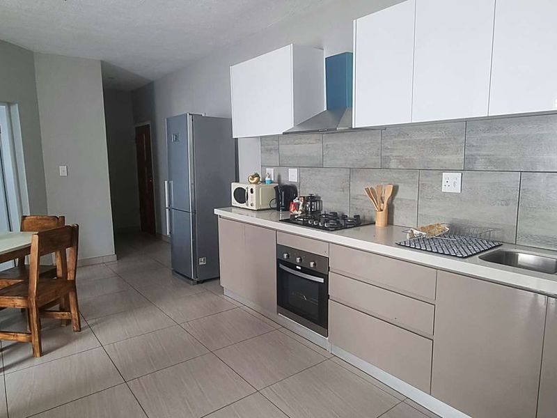 Spacious 2-Bedroom Apartment with En-Suite Baths & Garage in Swakopmund - Photo 3