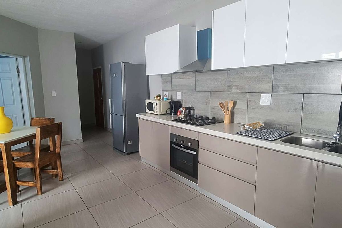 Spacious 2-Bedroom Apartment with En-Suite Baths & Garage in Swakopmund - Photo 3