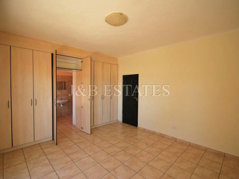 3-Bedroom Apartment With Sea Views - Photo 10