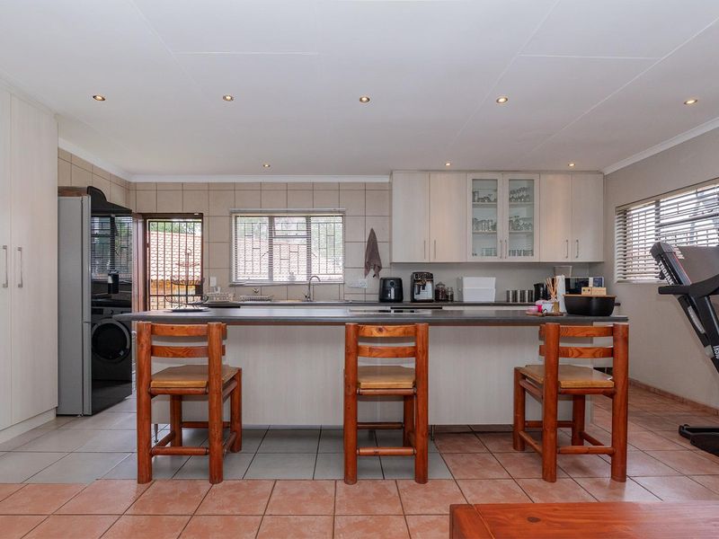 Charming 3 Bedroom Face-Brick Family Home with Flatlet in Van Riebeeck Park – A Must-See! - Photo 9