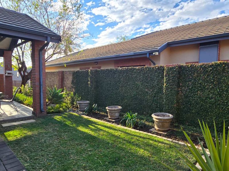 Modern. Off-Grid. Masterful: A Rare Single-Story, Three-Bedroom Estate Sanctuary - Photo 4