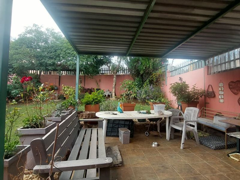 Charming 3-Bed Home with Backyard Oasis! - Photo 4