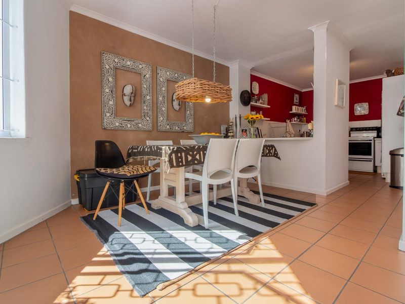 A rare blend of natural light, beauty, convenience and calm - Photo 10