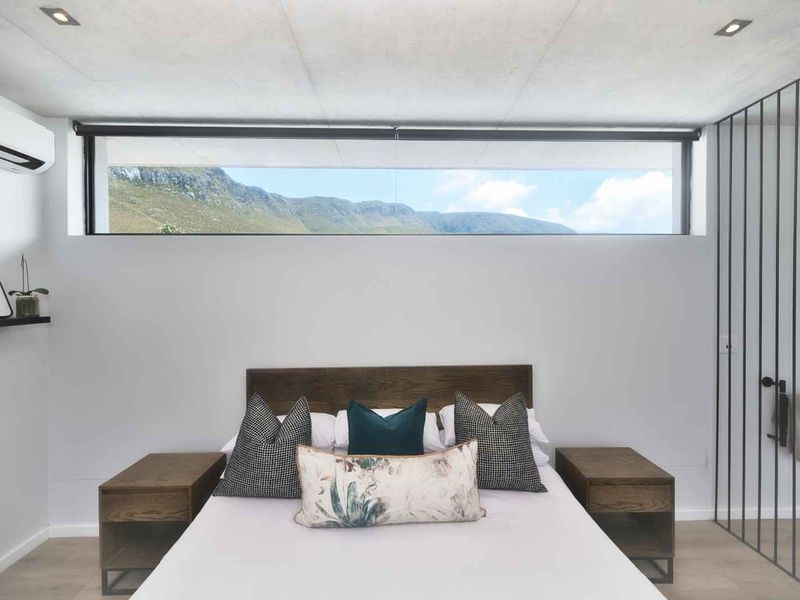 CONTEMPORARY RESIDENTIAL HOME - Photo 7