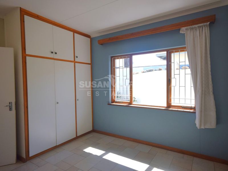 Secure back yard flat with a garage - Photo 3