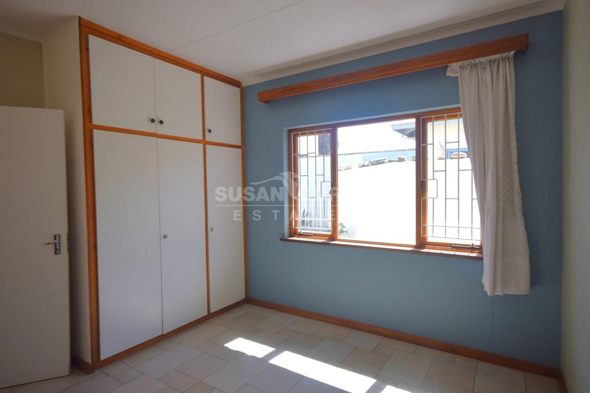Secure back yard flat with a garage - Photo 3