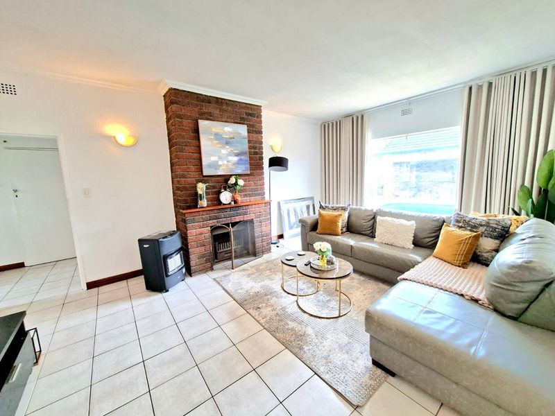Stunning 4 Bedroom family home in Weltevredenpark - Photo 4