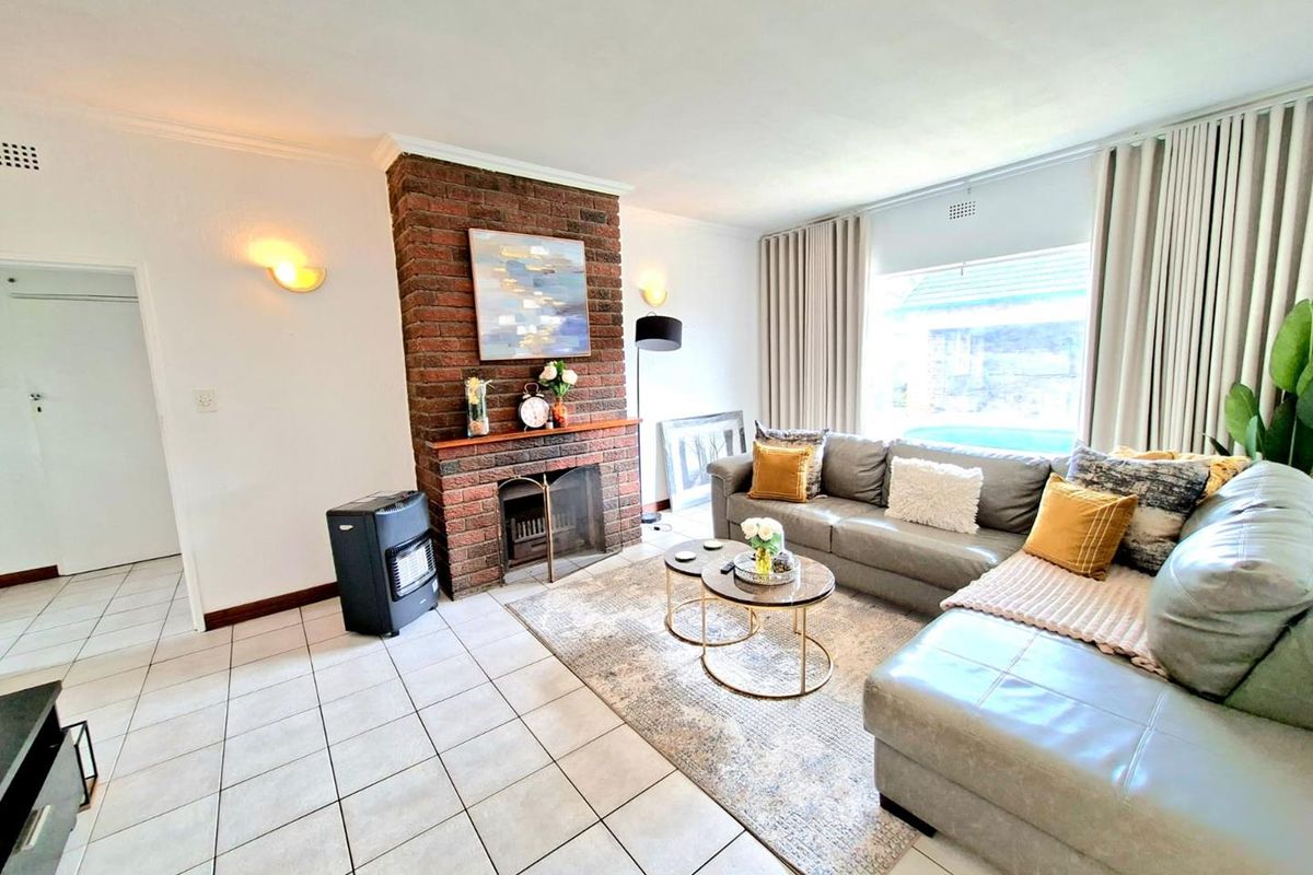 Stunning 4 Bedroom family home in Weltevredenpark - Photo 4