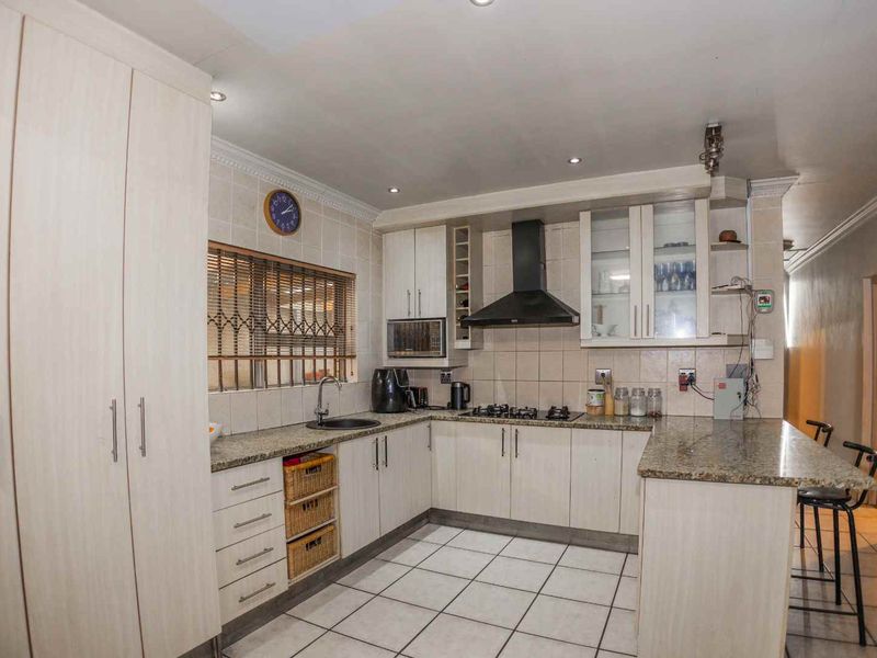 3 Bedroom House, Brackenfell - Photo 8