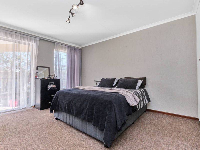 Charming Two-Bedroom Upstairs Townhouse with Scenic Balcony. - Photo 8