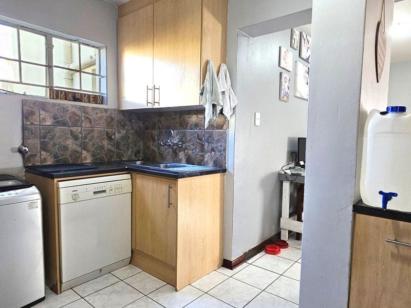 Pet-Friendly Gem with Spacious Living in Radiokop - Photo 8