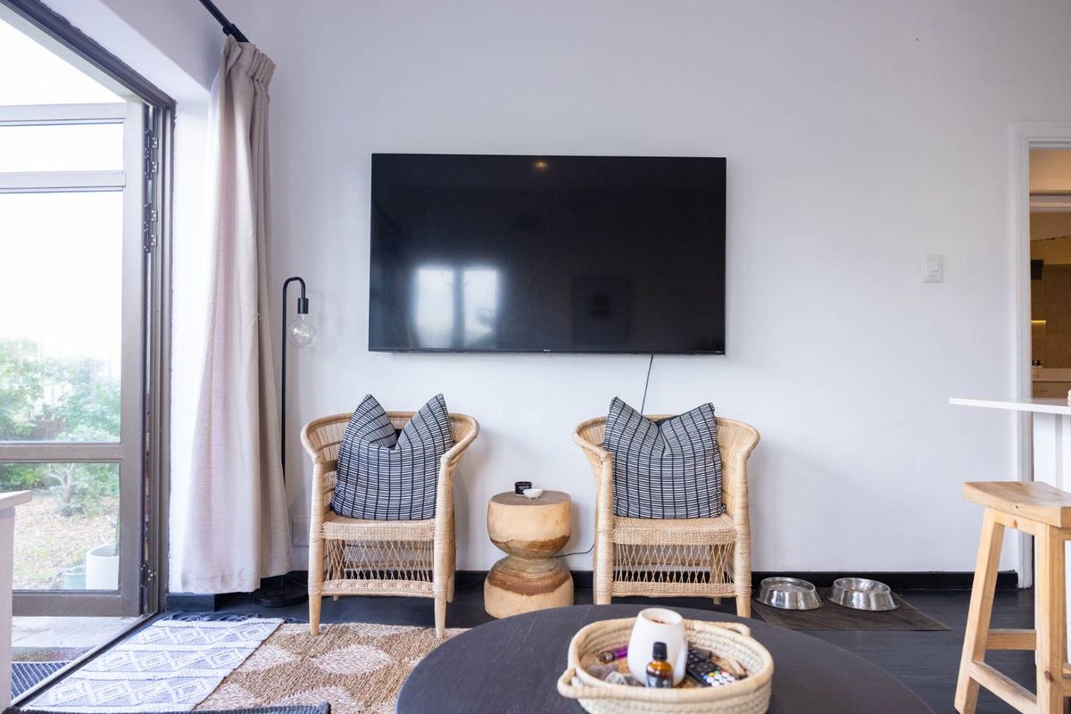 Architecturally Renovated Garden Apartment in the Heart of Fish Hoek! - Photo 3