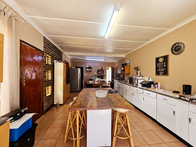 "Discover Comfort: 4 Beds, Pool, Braai, & More!" - Photo 5