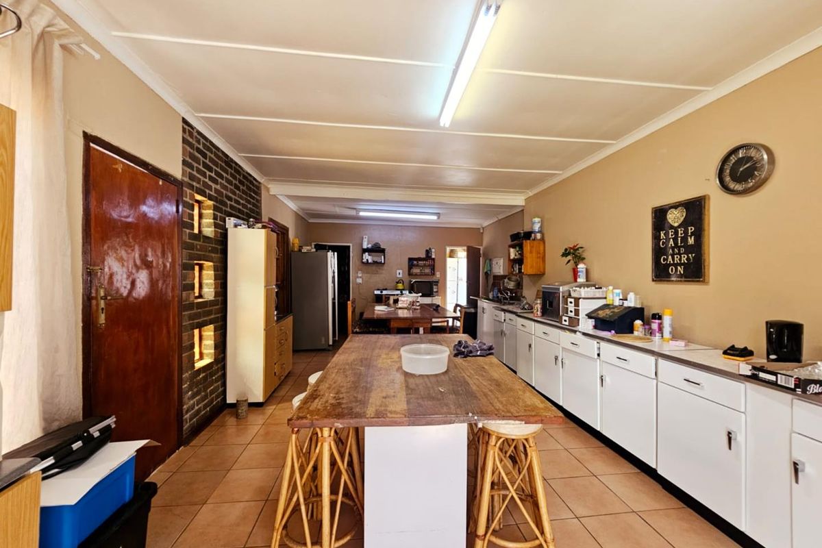 "Discover Comfort: 4 Beds, Pool, Braai, & More!" - Photo 5