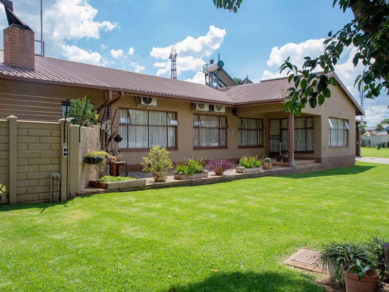 A True Deneysville Gem – Exceptional Value. Stunning 4-bedroom family home offers luxury, security, and convenience in the heart of Deneysville. - Photo 9