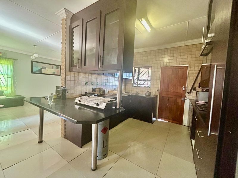 2-Bedroom House For Sale - Photo 2