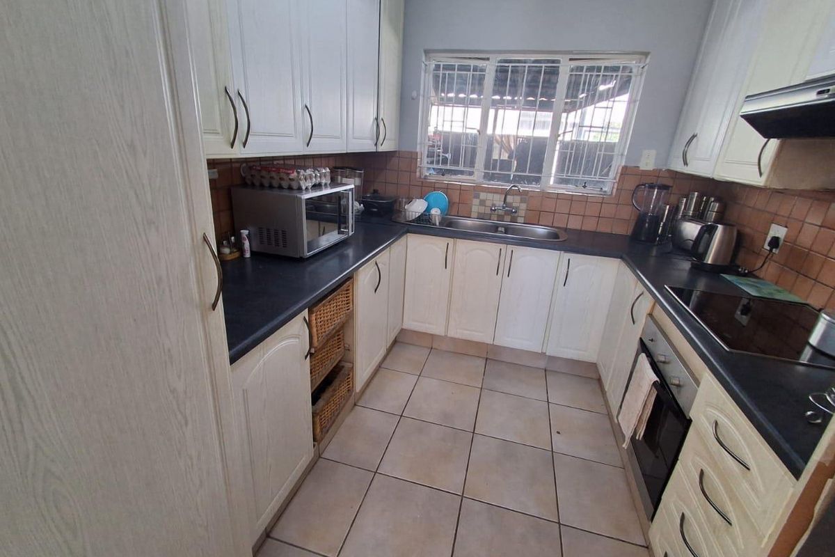 Three Bedroom Duplex for Sale in Eldoraigne, Centurion - Photo 4