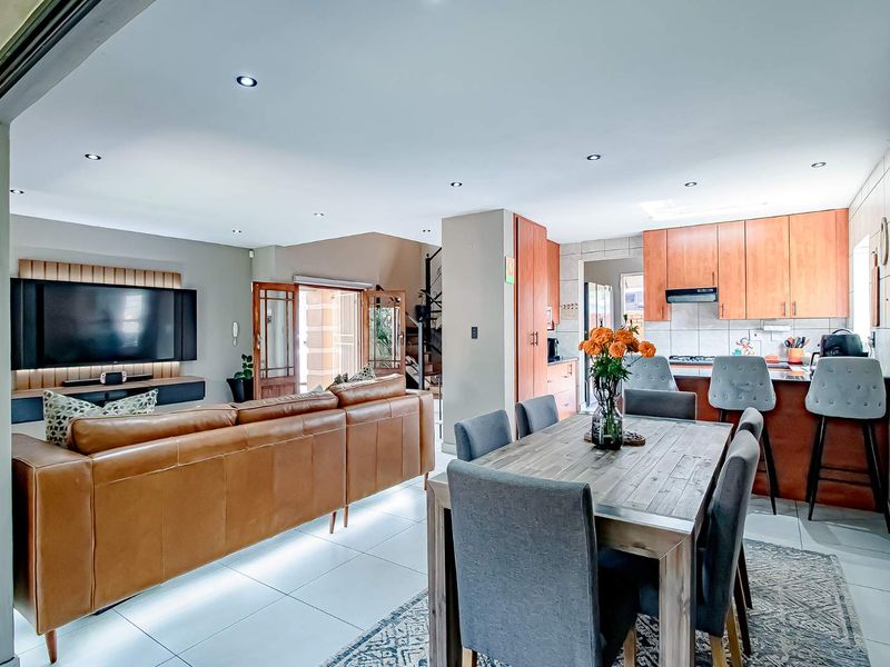 Fabulous Family Home in a Quiet Cul-de-Sac – Move-In Ready! - Photo 10