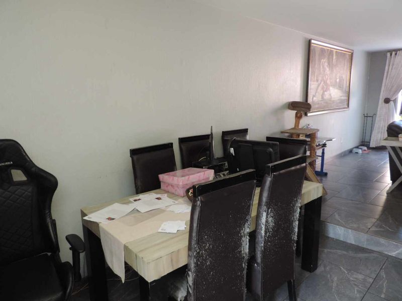 Two bedroomed duplex in secure Complex - Photo 9