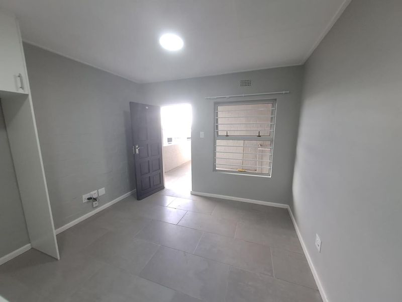 Wake Up to Mountain Views – Stylish New Apartment in Diep River - Photo 4