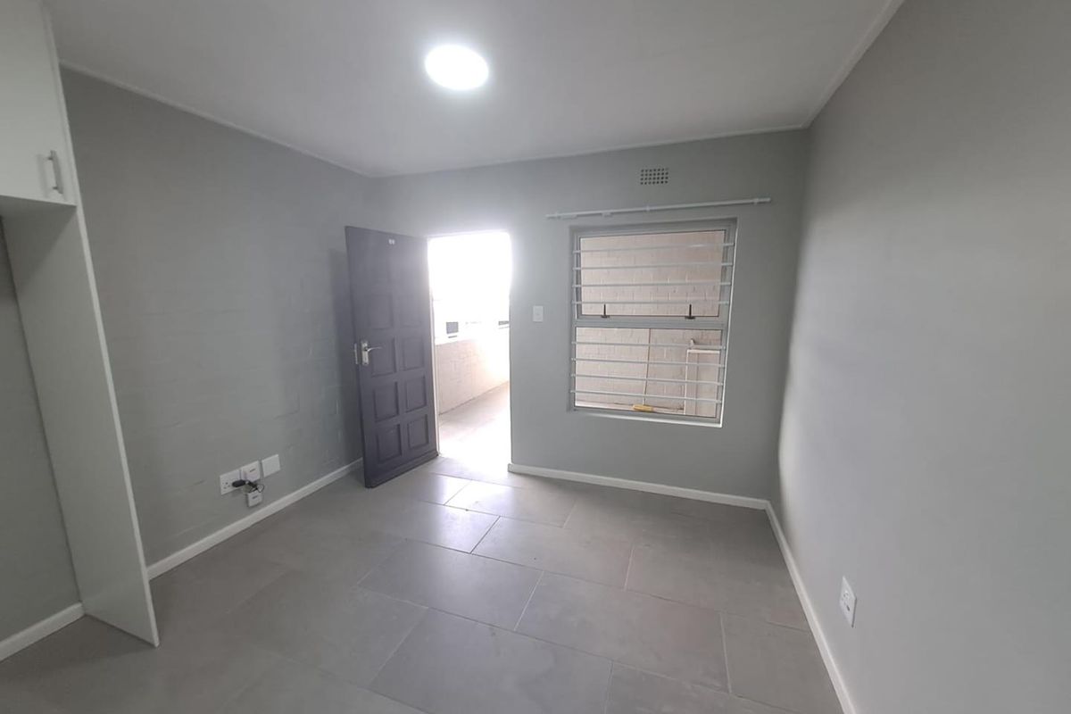 Wake Up to Mountain Views – Stylish New Apartment in Diep River - Photo 4