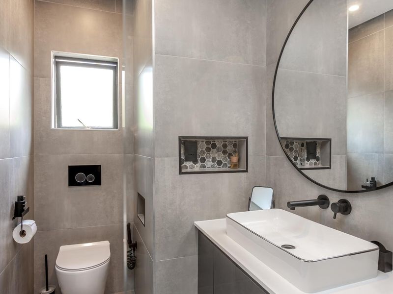 A STUNNING ONE BEDROOM FURNISHED APARTMENT - Photo 9