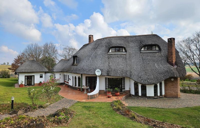 Grand Manor with Guest Lodge Rights & Spectacular Mountain Views – Rosetta, Giants View Estate