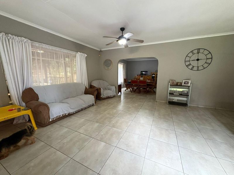 4 Bedroom House for Sale in Mulbarton - Photo 6