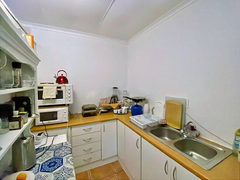 House with Fully Equipped flats for Dual Family Living - Photo 8