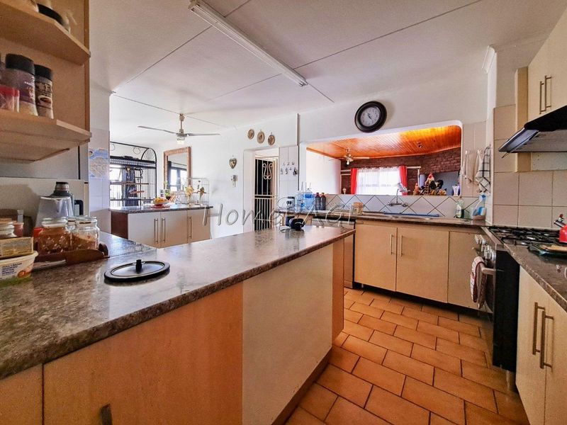 Central, Walvis Bay:  Spacious Corner 3 Bedr Home with 2 Bedr Flat is for Sale - Photo 10
