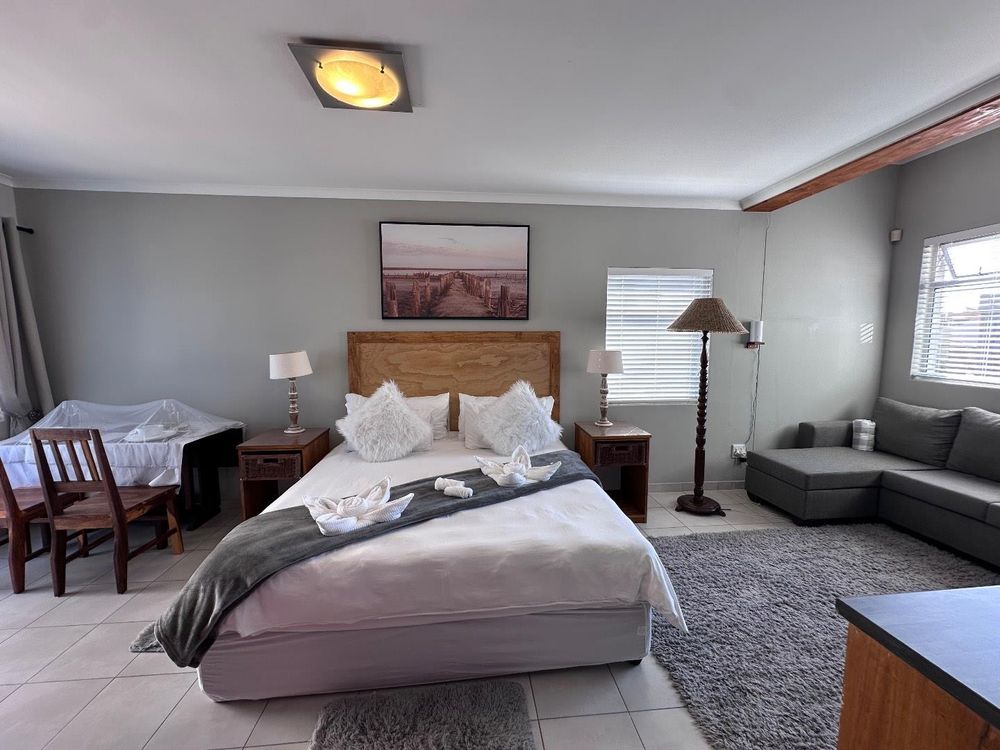 Flatlet 1 with ensuite bathroom and own entrance from outside. 