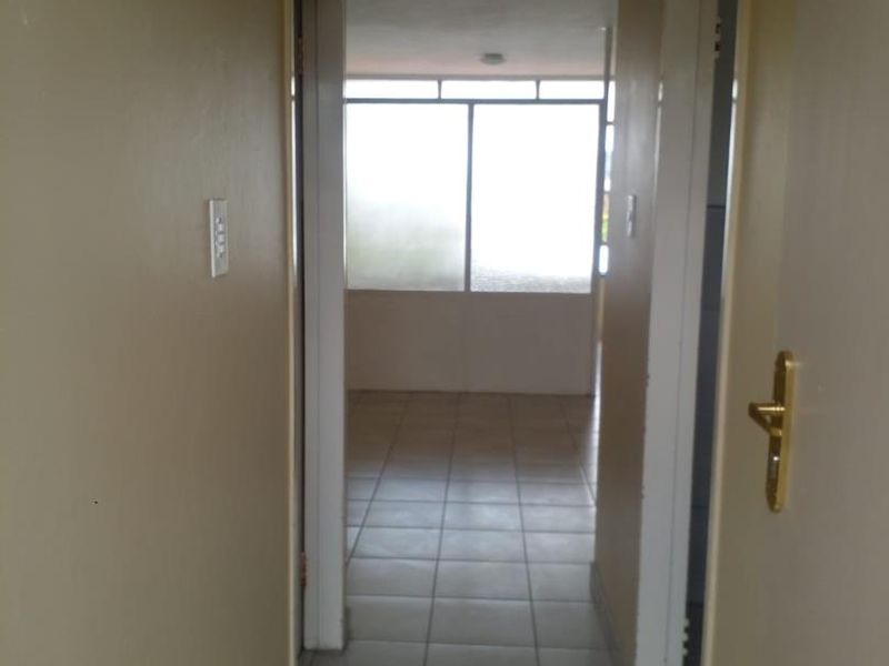 Newly Renovated Flat – Great Location & Move-In Ready! - Photo 7