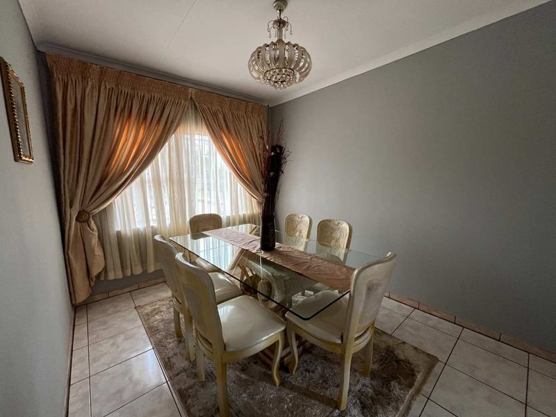 Spacious 3 Bedroom Family Home with Pool & Entertainment Area - Photo 5