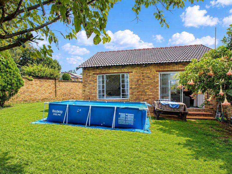 Perfect Lock-Up and Go Townhouse with Private Garden - Photo 10