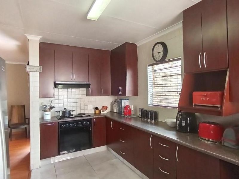 Charming Cluster Home - Photo 8