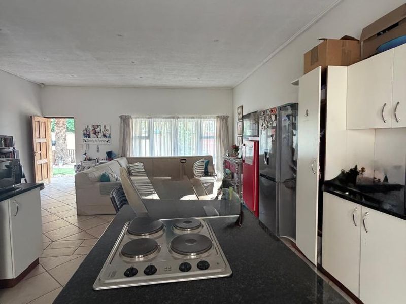 🏡 Property for Sale – Spacious Home with Income Potential - Photo 3