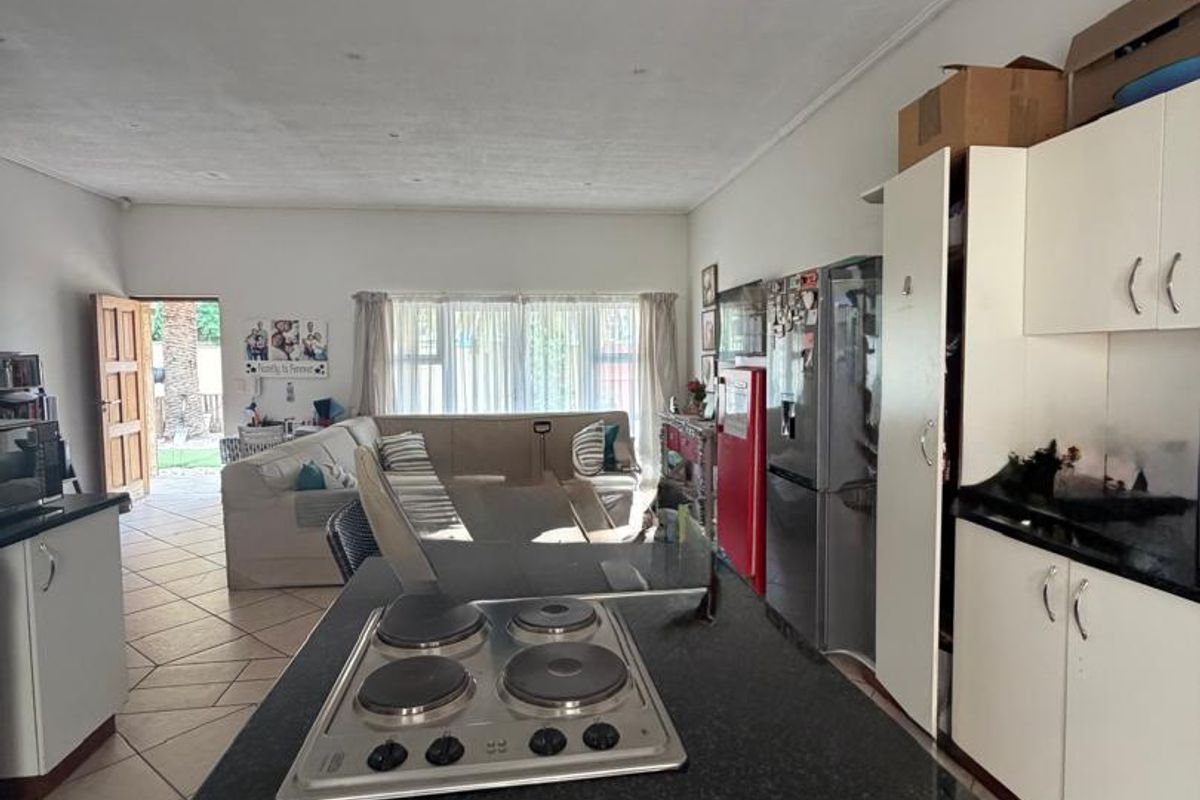 🏡 Property for Sale – Spacious Home with Income Potential - Photo 3