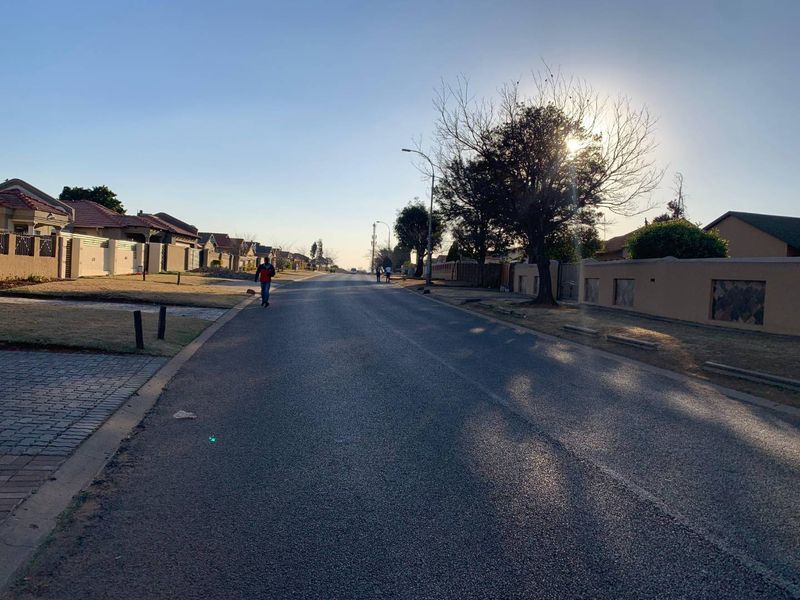 Modern 3-Bedroom Home for Sale Near Schools, Shopping Centres & N3 Highway – Stylish Living with 2 Bathrooms - Photo 2