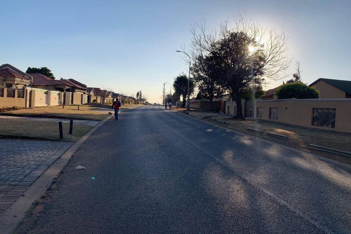 Modern 3-Bedroom Home for Sale Near Schools, Shopping Centres & N3 Highway – Stylish Living with 2 Bathrooms - Photo 2