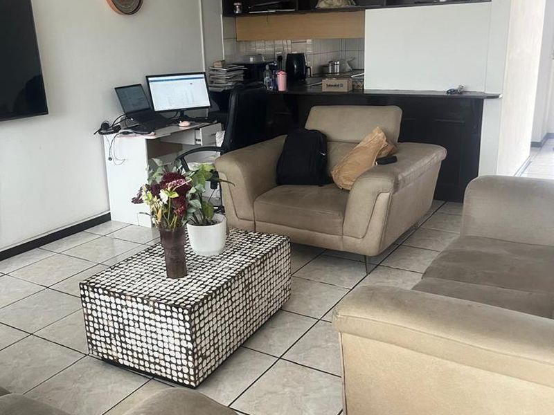 Charming North-Facing 2-Bedroom Unit in Pristine Complex - Photo 2