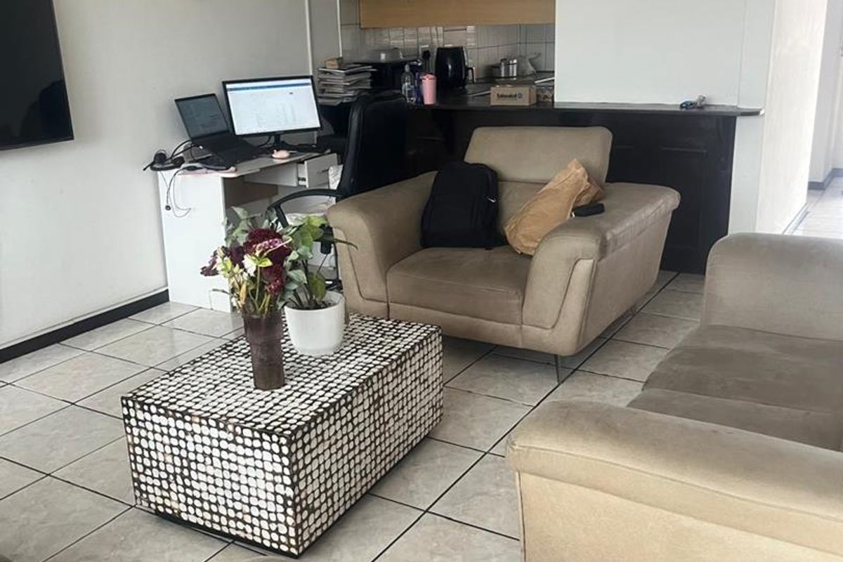 Charming North-Facing 2-Bedroom Unit in Pristine Complex - Photo 2