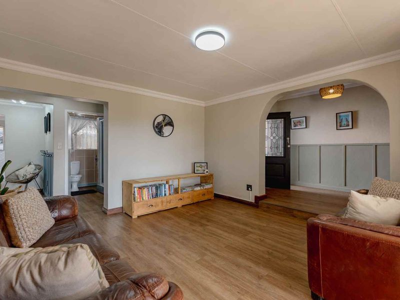 Picture-Perfect Garsfontein Duet with Style, Warmth and Beautiful Finishes - Photo 7