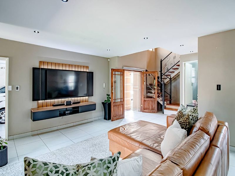 Fabulous Family Home in a Quiet Cul-de-Sac – Move-In Ready! - Photo 9