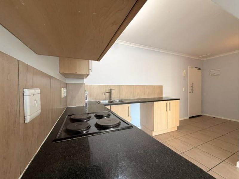 2 Beds, 2 bathrooms UNFURNISHED apartment with 2 parking bays, juliette balcony - Photo 10