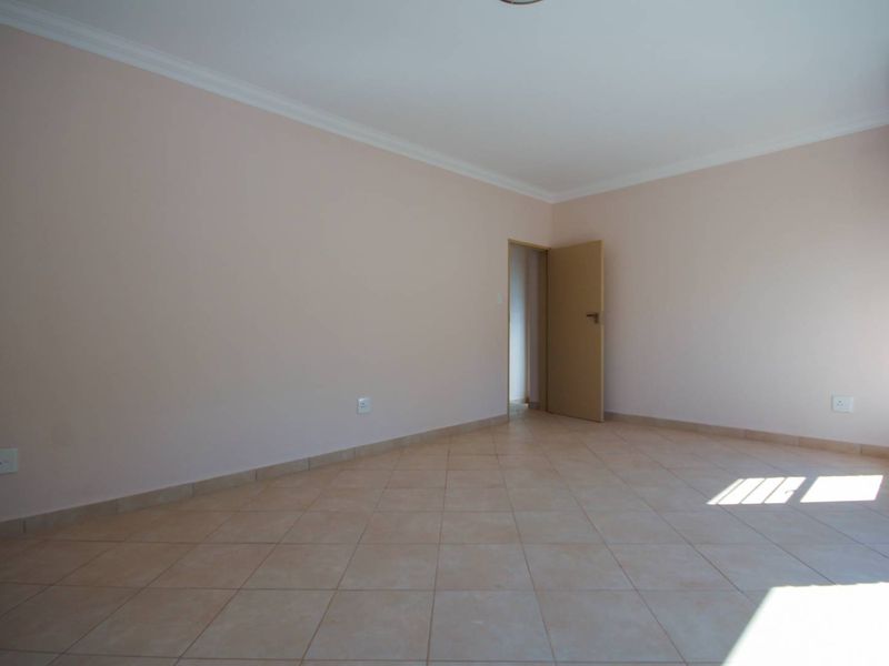 Spacious 3 Bedroom Duplex with Double Lockup Garage - Photo 7