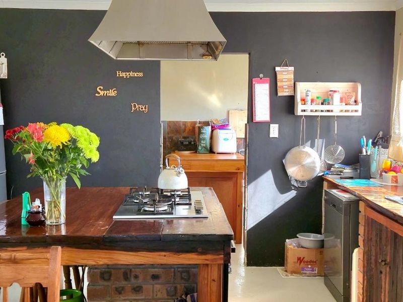 Spacious Coastal Retreat with Sea Views, Enclosed Garden, Pool &amp; Ideal Family - Friendly Living Spaces - Photo 9