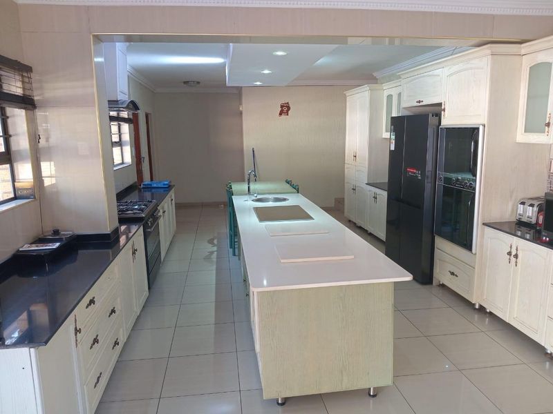 Premium Executive Accommodation | Six En-Suite Bedrooms | Corporate Rental - Photo 8